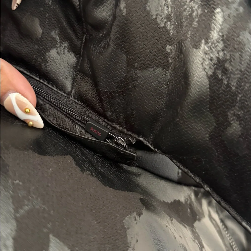 Tumi Utility Expedition Black Camo Down Puffer Woman Size L